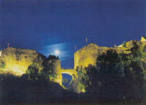 Het fort bij nacht